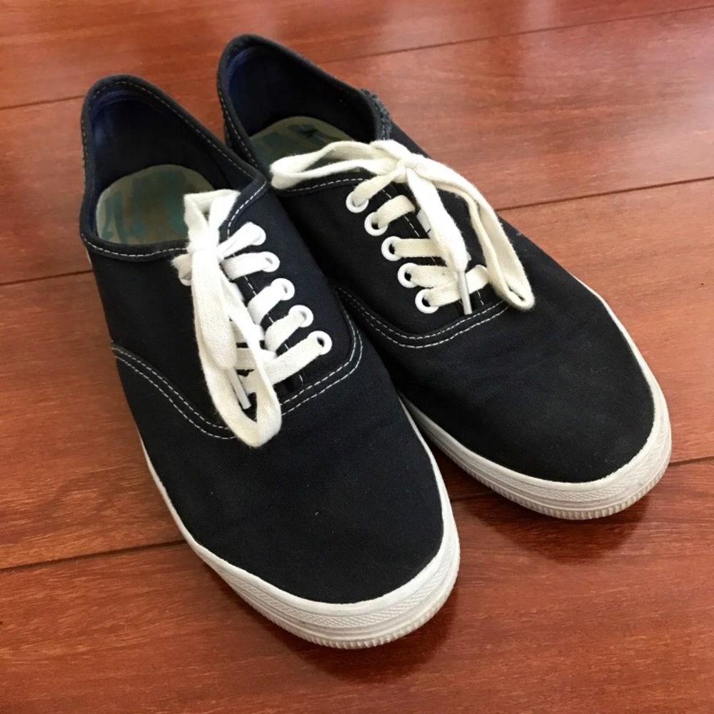 Tennis shoes